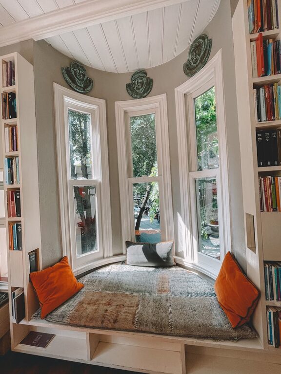 Tips for Creating a Cozy Reading Nook in Small Spaces
